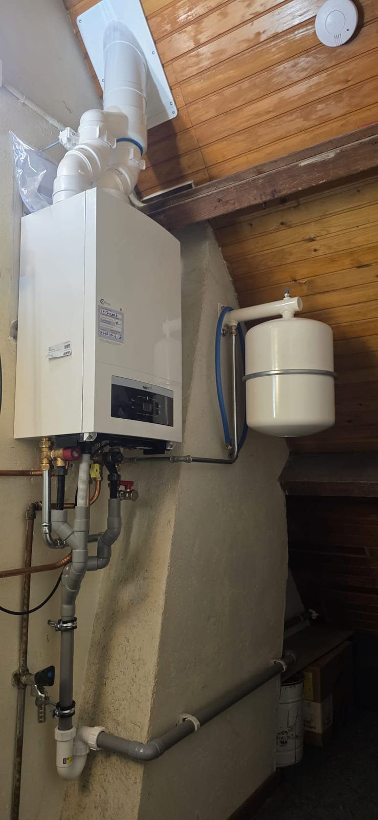 CV-ketel installatie op zolder — Rawza Installatiebedrijf