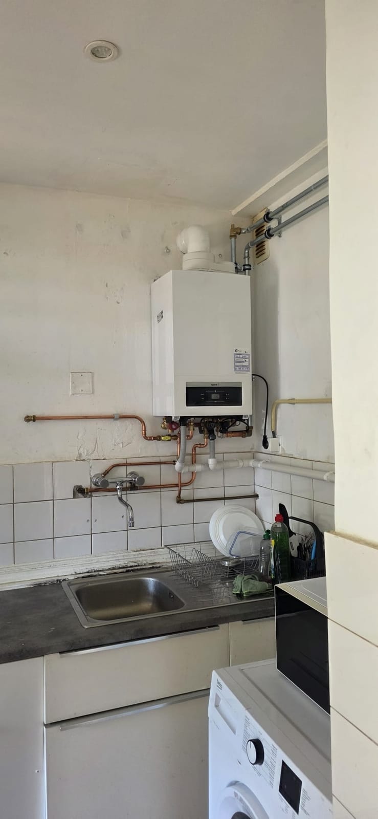 CV-ketel installatie in keuken — Rawza Installatiebedrijf