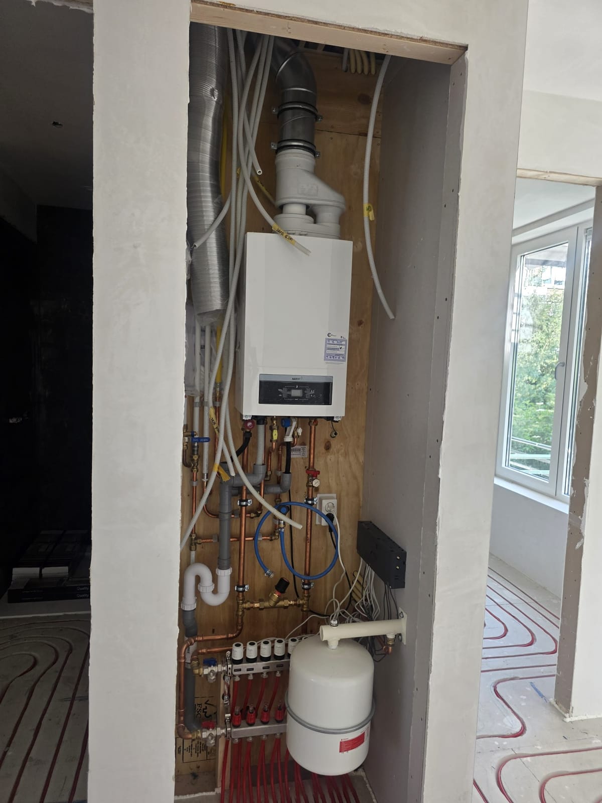 CV-ketel in inbouwkast — Rawza Installatiebedrijf